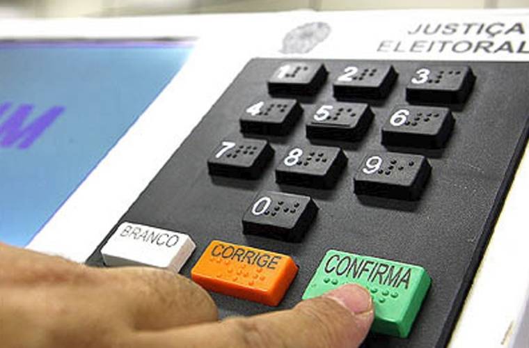 Uma urna eletrônica.