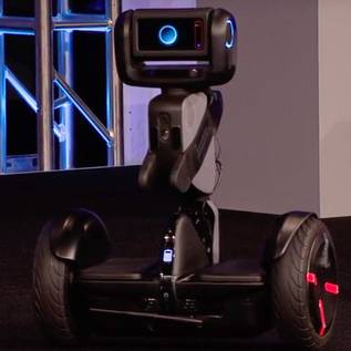 Imagem de Segway Robotics lança robô-assistente que também funciona como transporte