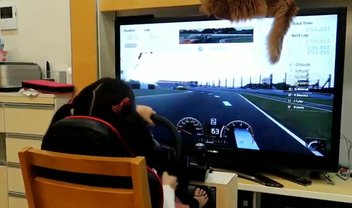 Observe essa menininha de 5 anos doutrinar no Gran Turismo