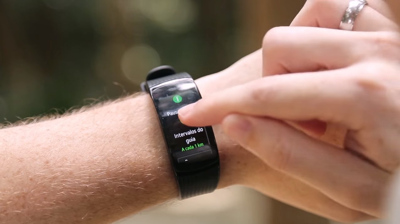 Através do app FitPro ative a opção de acender tela do seu smartwatch ao  movimentar o pulso. 
