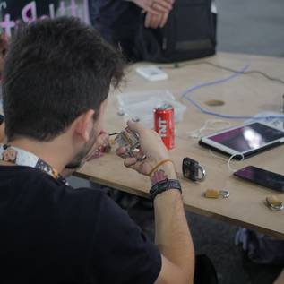 Imagem de Hackers ensinam a abrir cadeado — e outras coisas mais — em evento tech