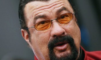 Cortando laços! Steven Seagal rompe com fundadores de criptomoeda