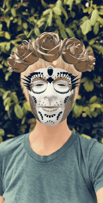 Uma pessoa com máscara.