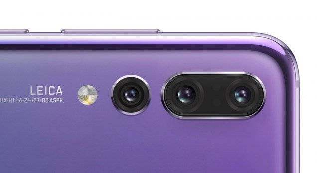 A câmera de um smartphone.