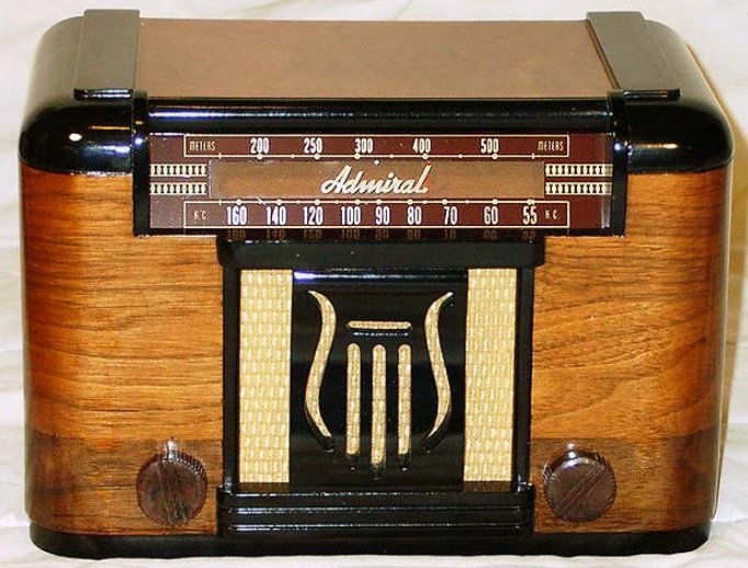 Um rádio antigo.