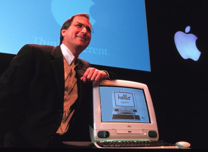 Steve Jobs ao lado de um Mac.