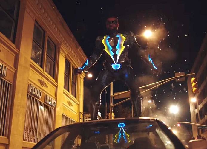 Um homem em cima de um carro.