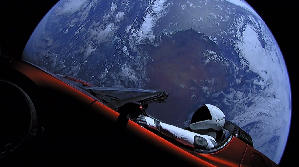 Um carro e um planeta.