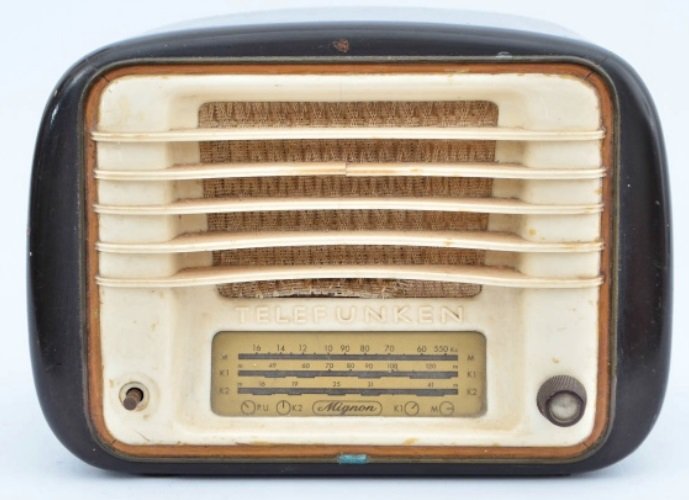 Um rádio antigo.