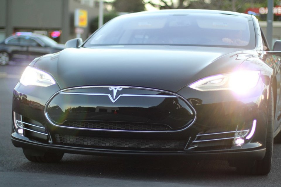 Um carro Tesla Model S.