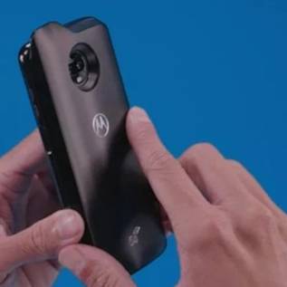 Imagem de Moto Z3 Play aparece com módulo de conexão 5G em imagem de propaganda