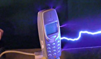 Nokia 3310 sobrevive a choque elétrico de 1 milhão de volts [vídeo]