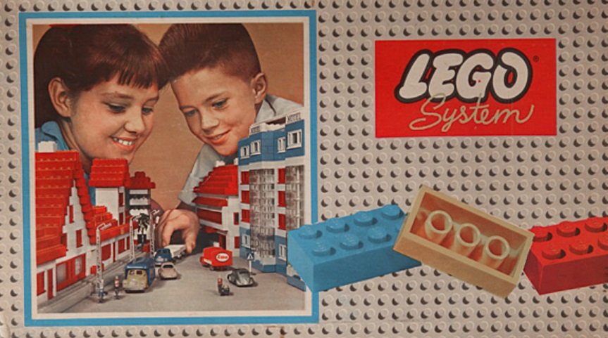 Uma caixa de LEGO.