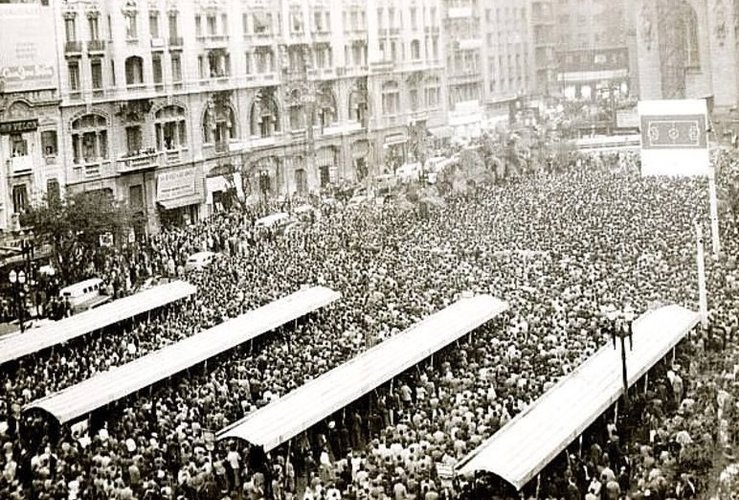 Uma praça lotada.