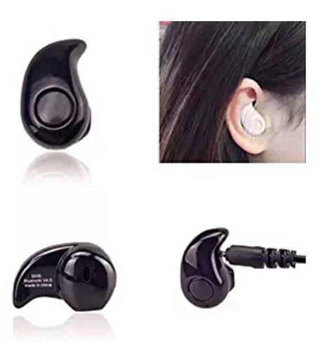 Vários fones de ouvido.