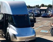 Surpresa! Caminhão Tesla Semi aparece em fábrica e faz sucesso