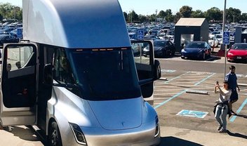 Surpresa! Caminhão Tesla Semi aparece em fábrica e faz sucesso