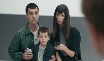 Samsung volta a tirar onda do iPhone X em novos comerciais