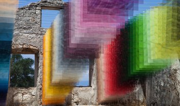 Obra de arte transforma ruínas gregas em pixels coloridos no mundo real