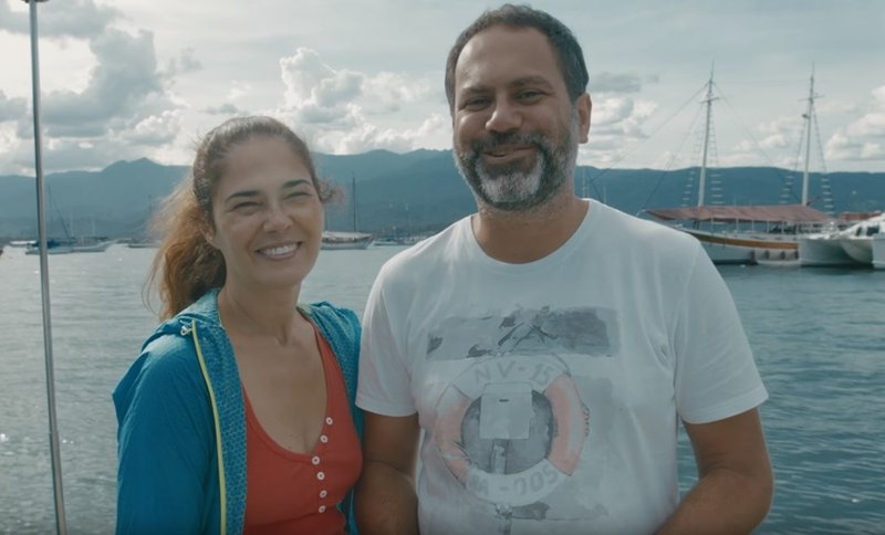 Duas pessoas sorrindo.