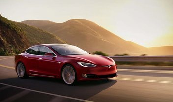 Carro da Tesla sai voando e acerta estacionamento de escola nos EUA