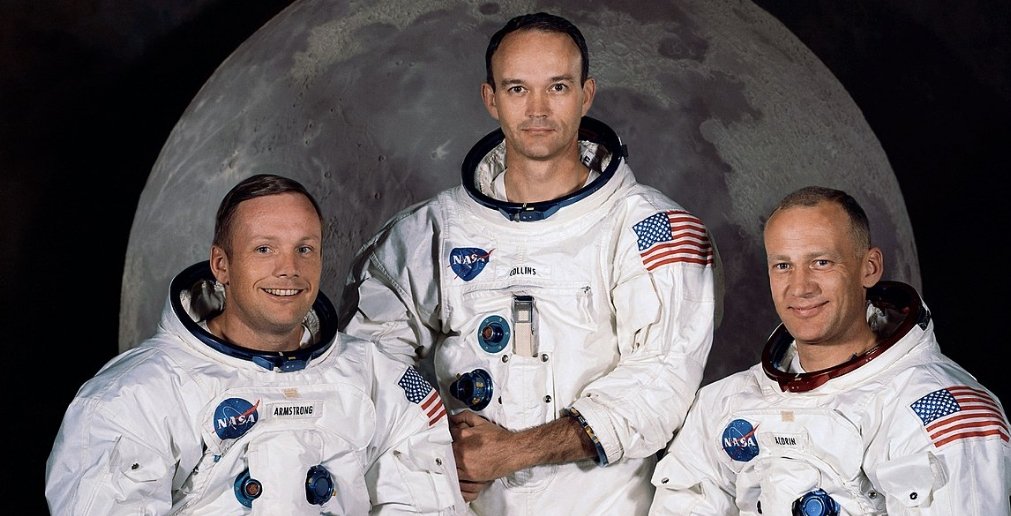 Três astronautas.