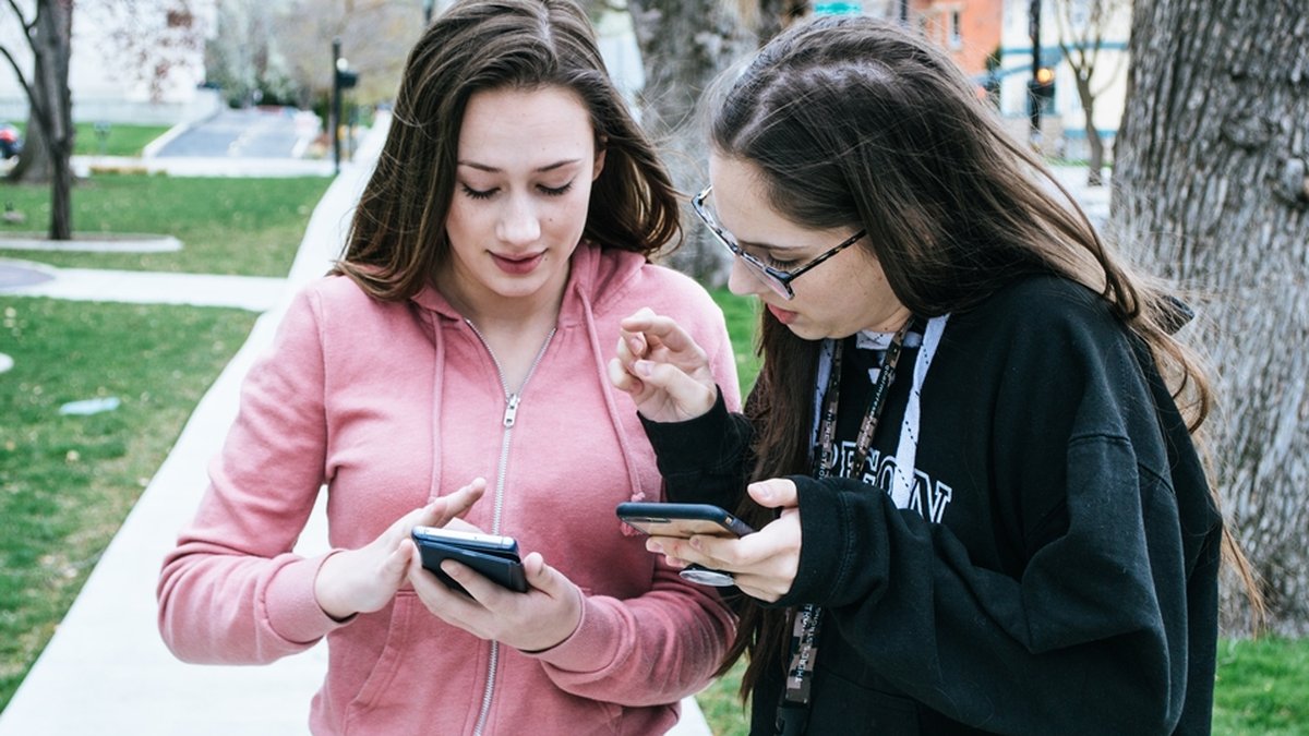 22% dos brasileiros preferem ficar pelados na rua do que sair sem celular -  TecMundo