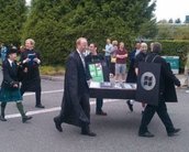Há oito anos, Microsoft 'enterrou' o iPhone para celebrar o Windows Phone 7