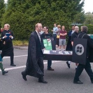 Imagem de Há oito anos, Microsoft 'enterrou' o iPhone para celebrar o Windows Phone 7