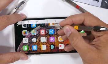 Youtuber arranha, risca e queima o iPhone XS Max em teste de durabilidade