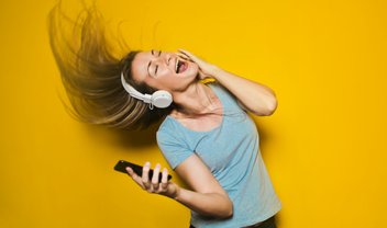 Como os apps de música usam a inteligência artificial para criar playlists?