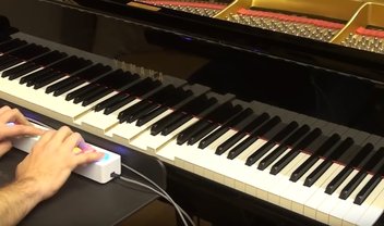 Pessoa tocando piano jogo de criatividade gerar ai