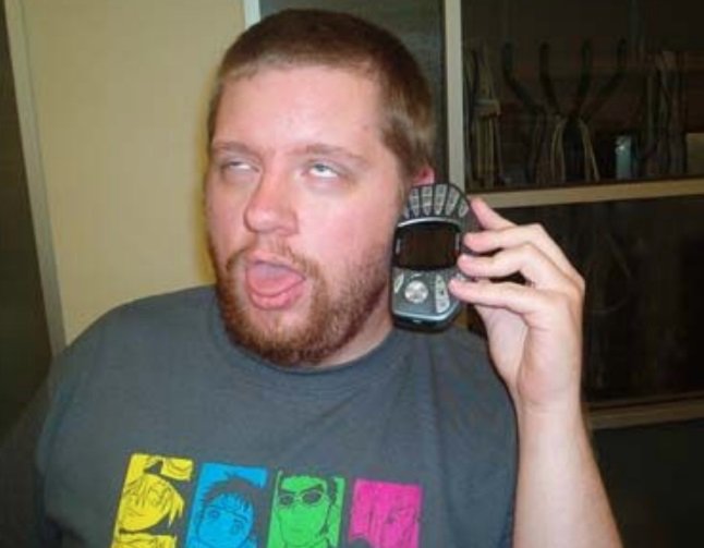Uma pessoa falando ao celular.