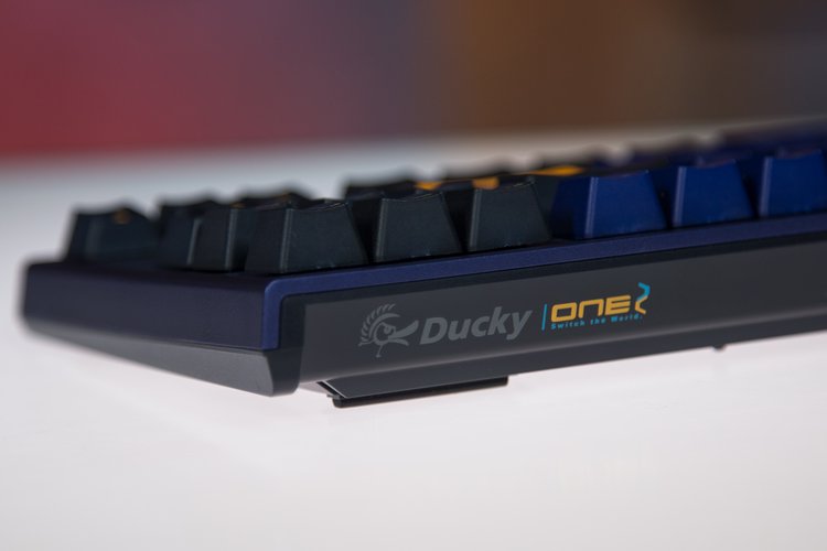 Logotipo Ducky One 2 Horizon