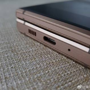 Imagem de Imagem mostra celular de flip da Samsung sem entrada tradicional para fones