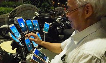 Idoso de 70 anos consegue jogar Pokémon GO em 11 smartphones ao mesmo tempo