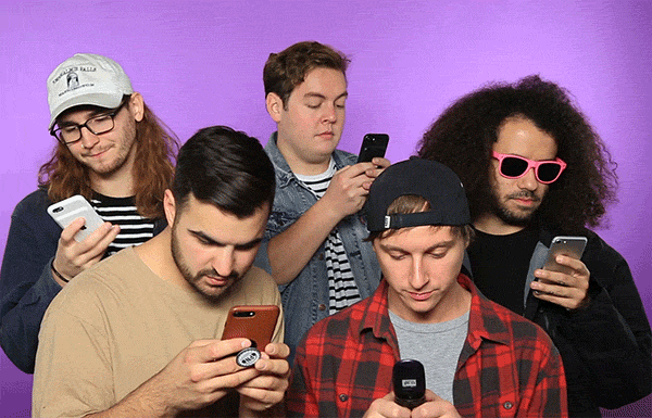 Pessoas usando o celular