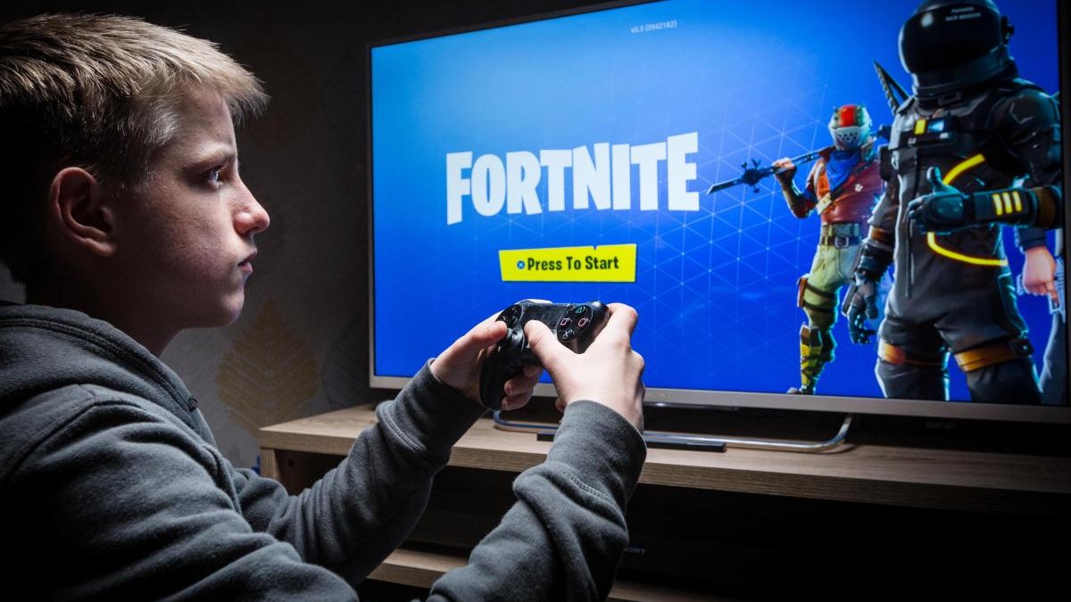 Mulher permite que filho desista da escola para jogar Fortnite. Jovem é  agora milionário - Men's Health