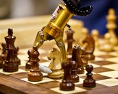 Pessoas estão jogando xadrez contra Raspberry Pi com braço robótico