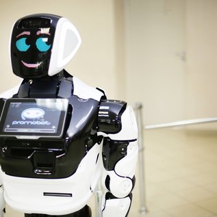 Imagem de Promobot, o robô atropelado por um Tesla, teve até memorial na CES 2019