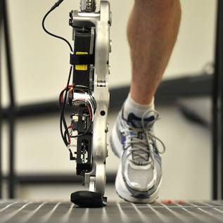 Imagem de Cientistas criam sistema de IA que agiliza locomoção com prótese robótica