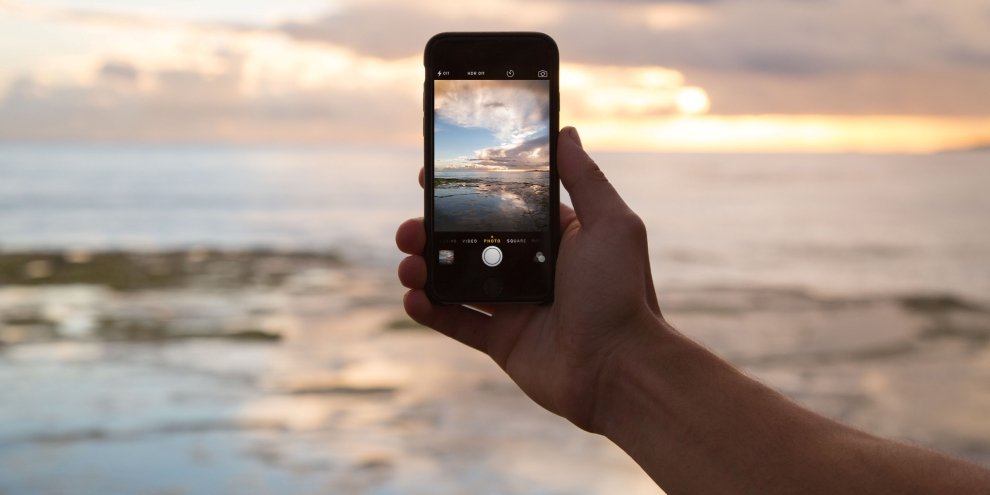 Teste de velocidade da internet no smartphone a mão mantém o