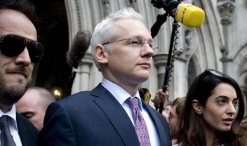 Julian Assange é preso na embaixada do Equador em Londres