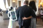 Imagem de Eva, o robô humanoide, atua como fotógrafa em casamento pela primeira vez