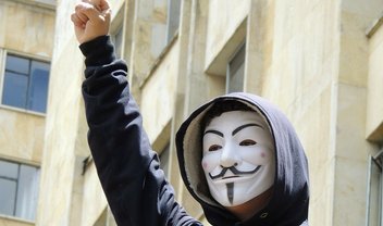 Anonymous critica milionários que doaram para reconstrução de Notre Dame