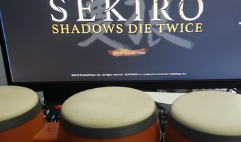 Começou a humilhação: jogador zera Sekiro com bongôs de Donkey Kong