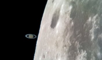 Galaxy S8 é usado junto a telescópio para fotografar Saturno alinhado à Lua