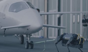 Este pequeno robô consegue puxar um avião de 3 toneladas sozinho [vídeo]