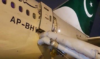 No avião, passageira confunde saída de emergência com porta do banheiro