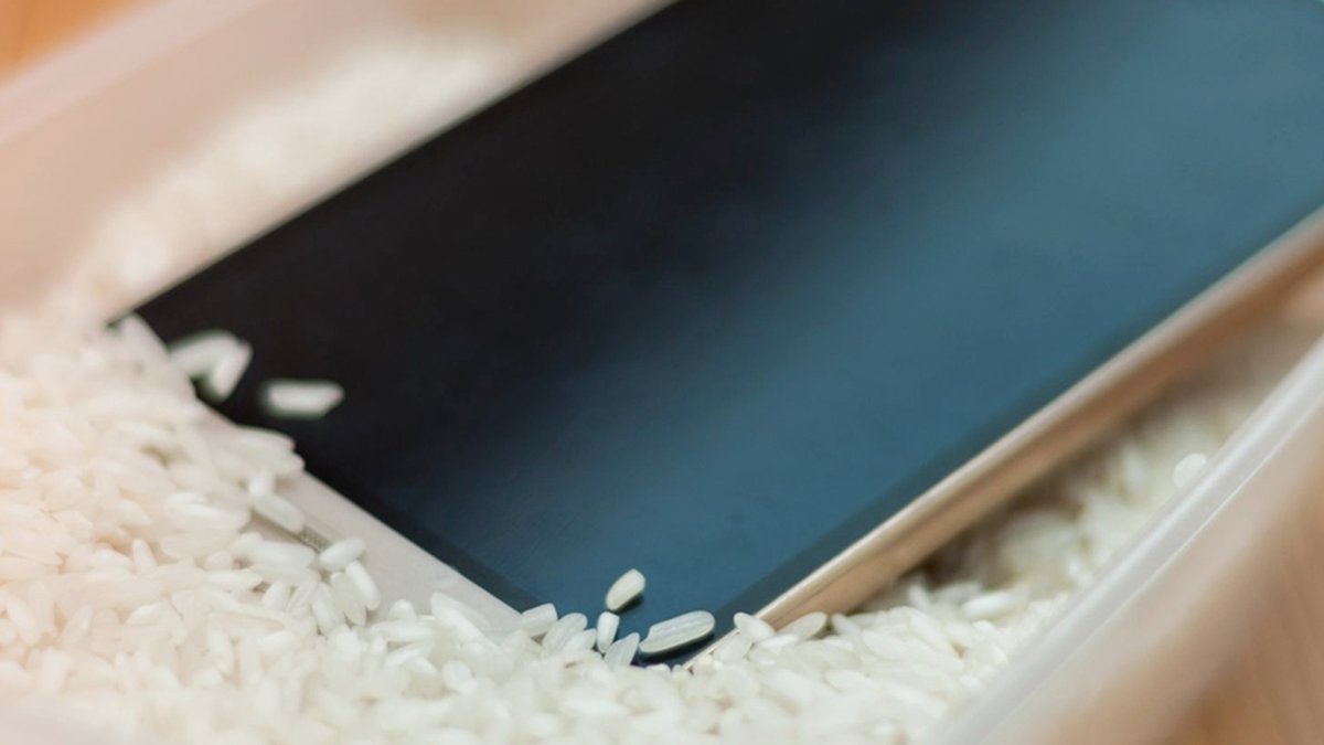 Mito ou verdade: o arroz realmente pode salvar um celular que caiu